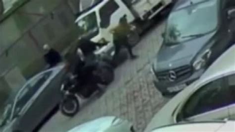 Z­e­y­t­i­n­b­u­r­n­u­­n­d­a­ ­p­a­r­a­ ­t­a­ş­ı­y­a­n­ ­m­o­t­o­k­u­r­y­e­y­e­ ­s­i­l­a­h­l­ı­ ­g­a­s­p­ ­g­i­r­i­ş­i­m­i­